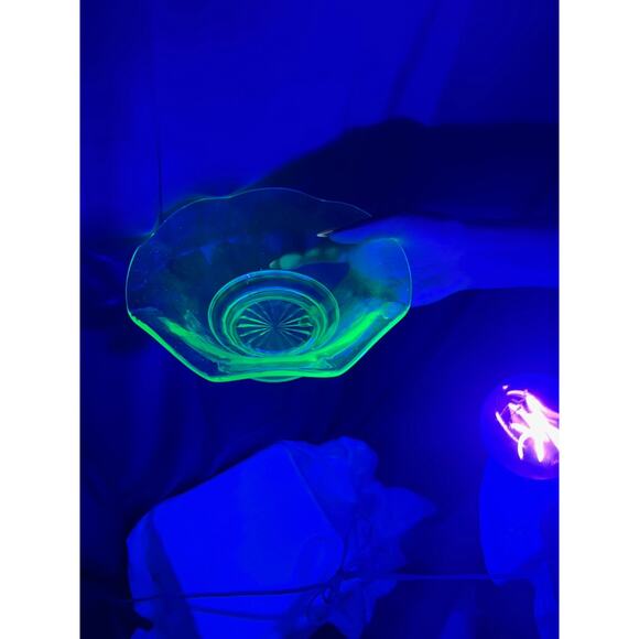 VTG Uranium Ruffle Serving Bowl Green Vaseline Glow Depression Glass. 8.5 in - Picture 9 of 11